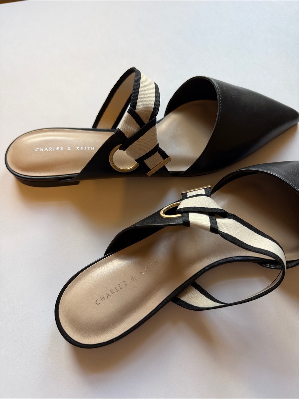 Charles & Keith Black Pointed Mules with Cream Contrast Strap, 39 - Picture 4 of 5